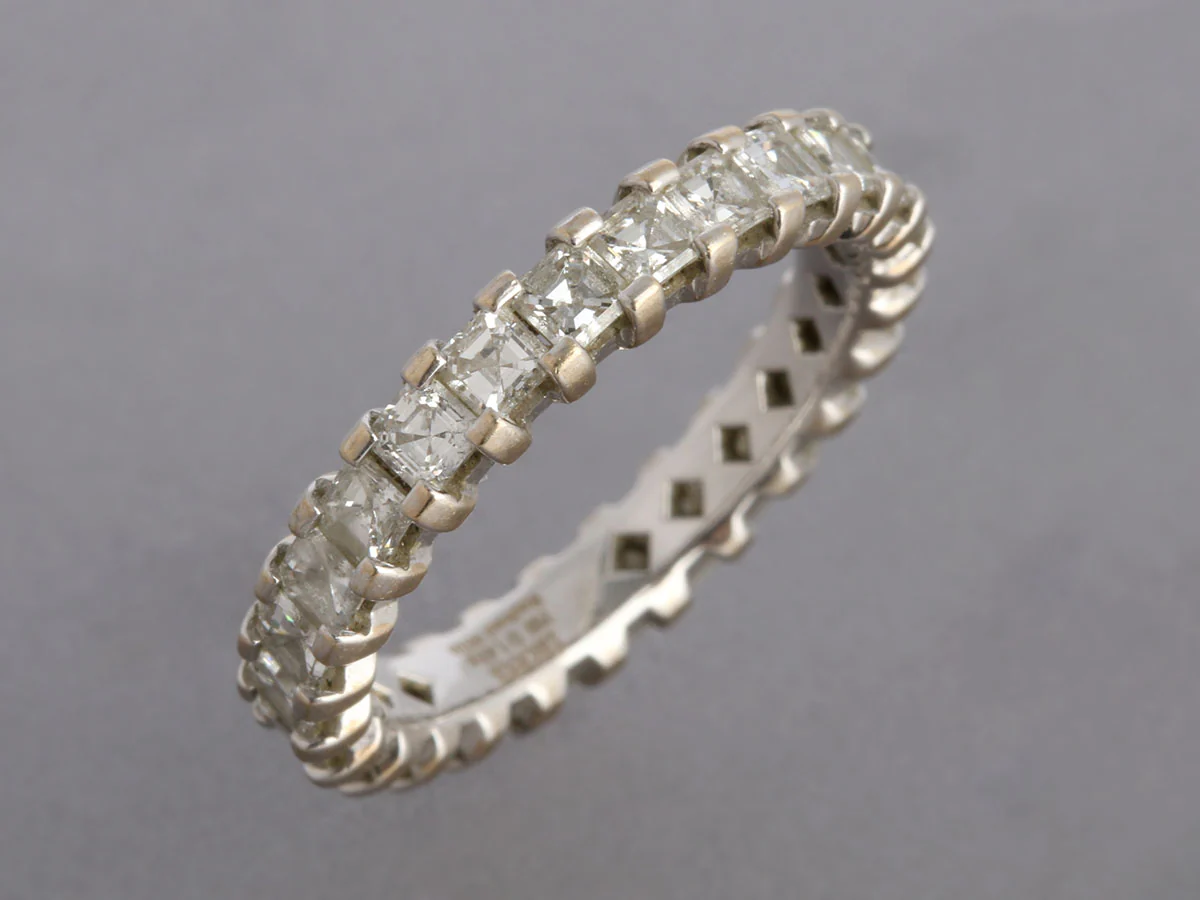18K White Gold 1.47-Carat Diamond Eternity Band - Image 4