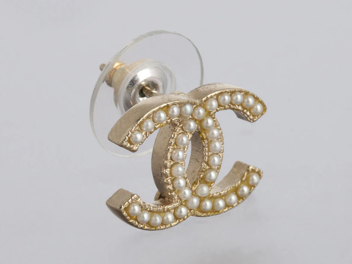 Chanel Pearl CC Logo Earrings - Image 3