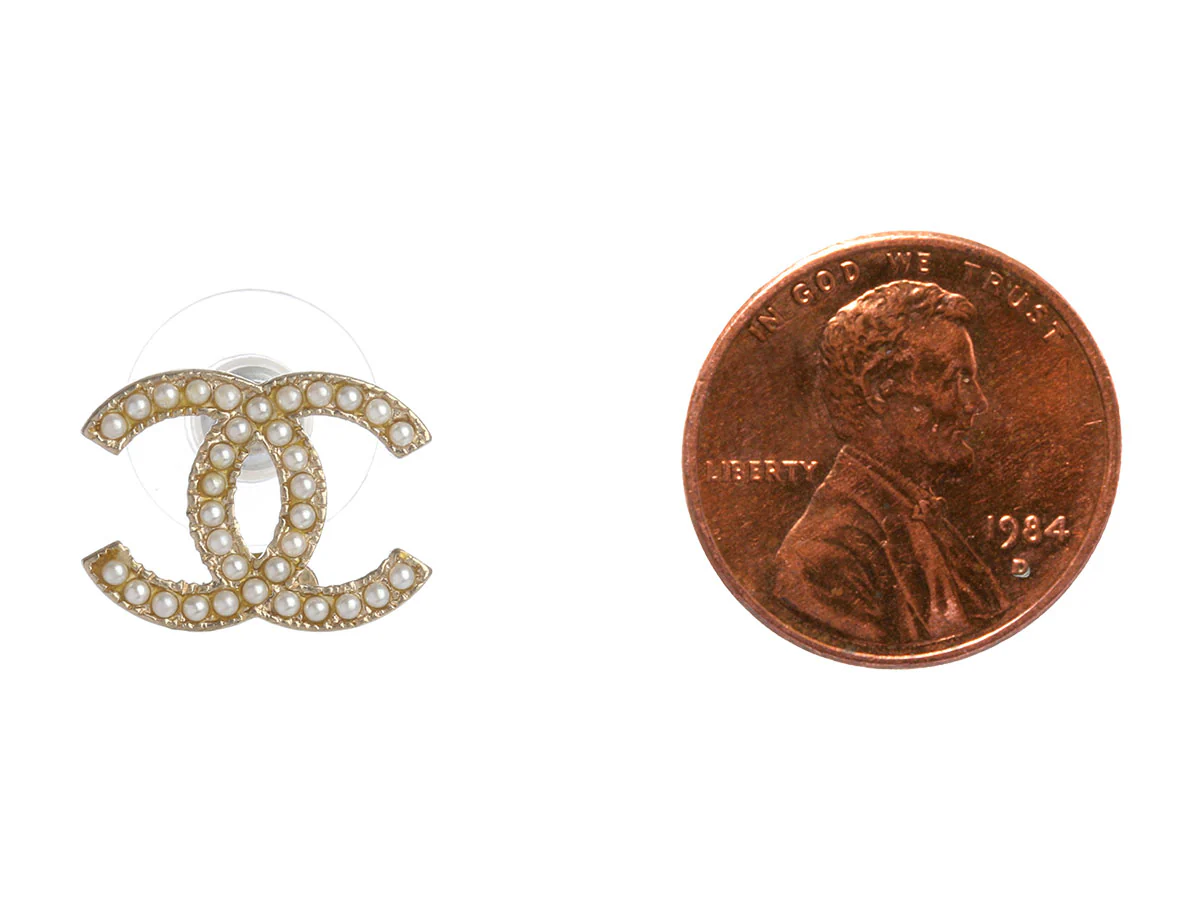 Chanel Pearl CC Logo Earrings - Image 5