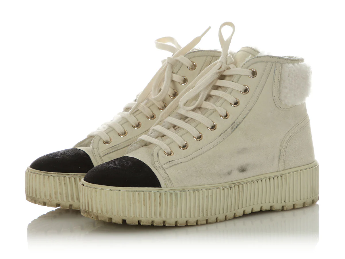 Chanel White Kid Suede and Shearling Lace-Up Boots - Image 2