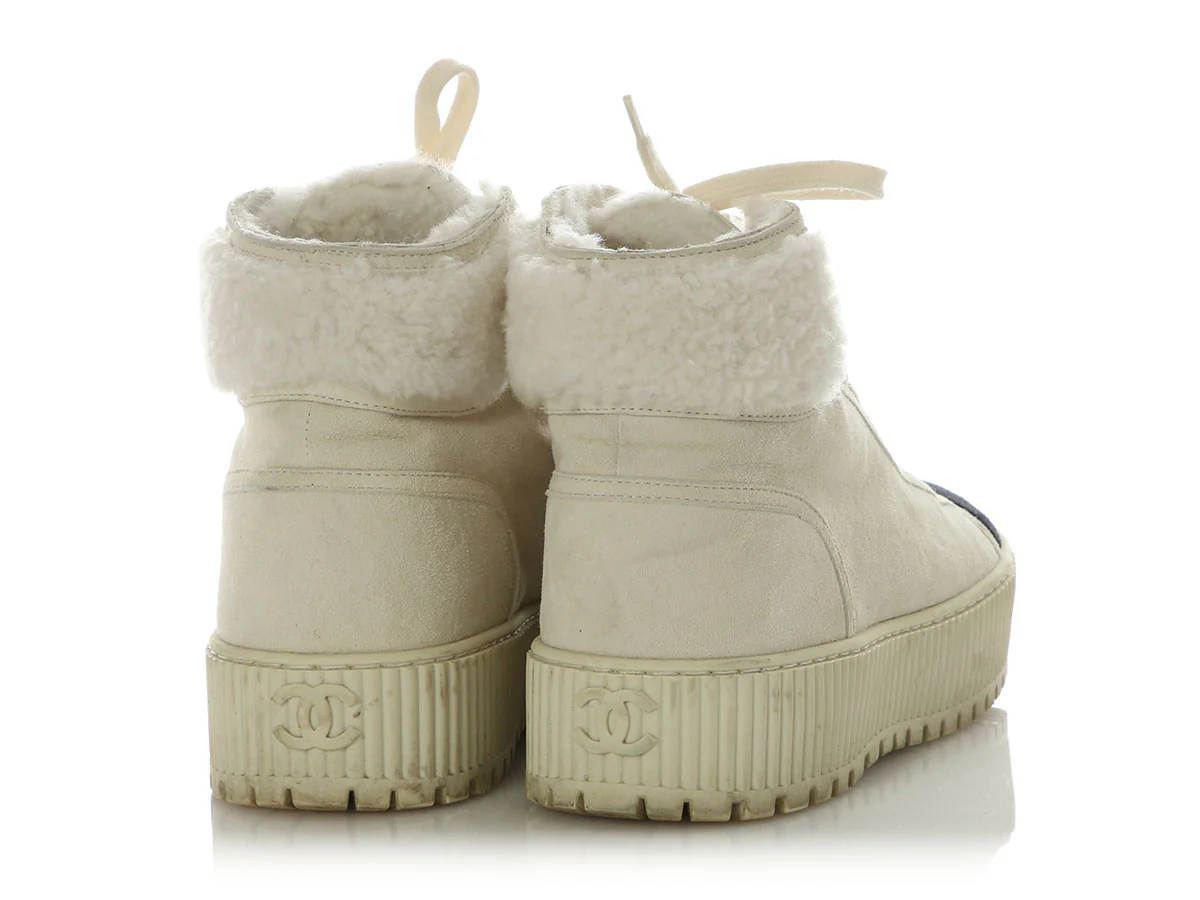 Chanel White Kid Suede and Shearling Lace-Up Boots - Image 3