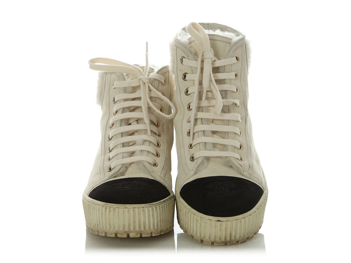 Chanel White Kid Suede and Shearling Lace-Up Boots - Image 5