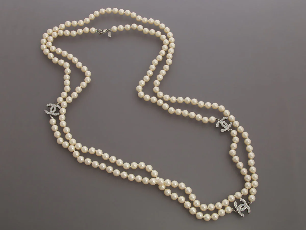 Chanel Extra Long Pearl Logo Necklace - Image 2