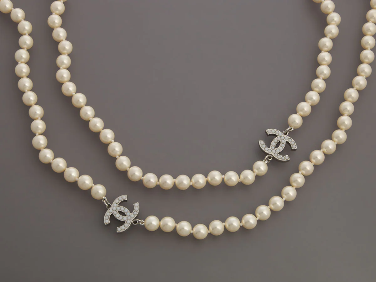 Chanel Extra Long Pearl Logo Necklace - Image 3