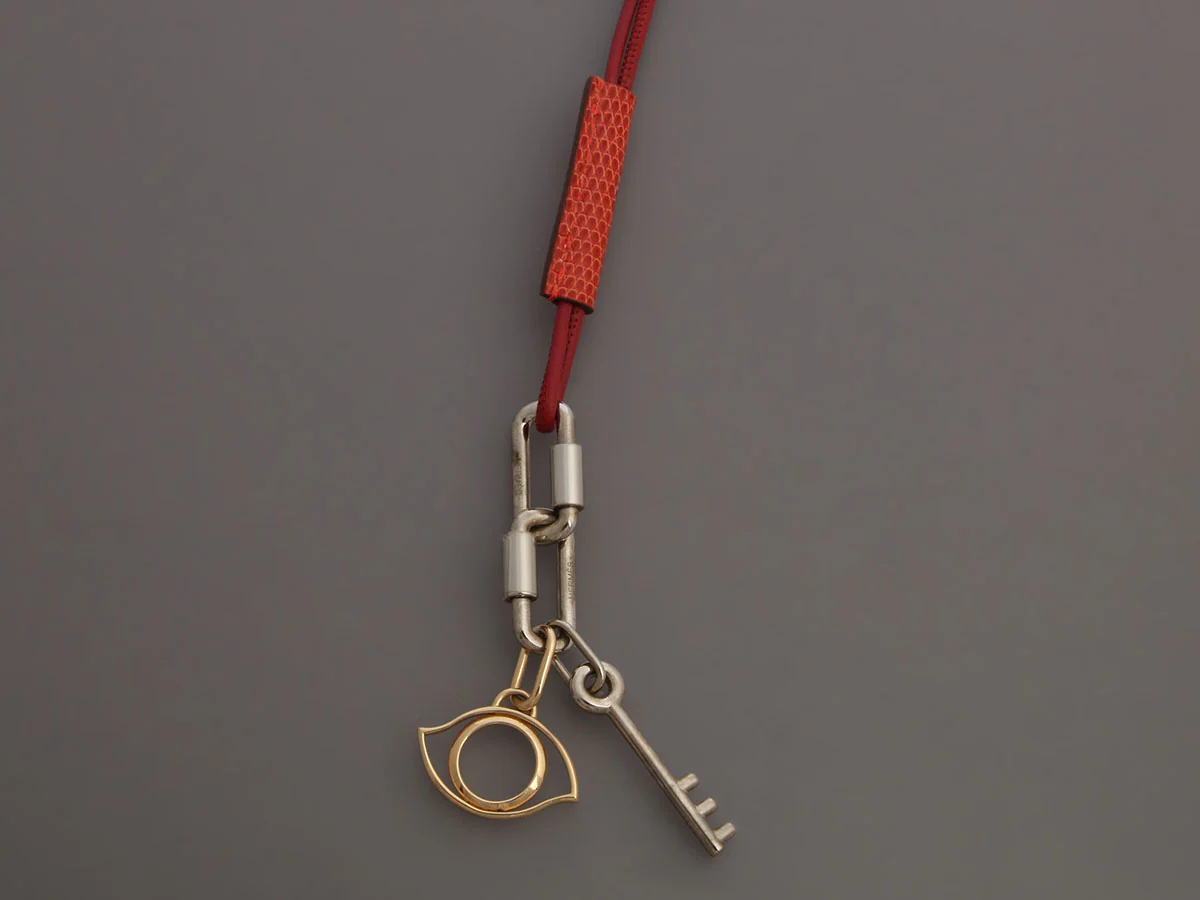 Hermès Red Leather and Lizard Curiosite Charm Pendant Necklace - Image 4