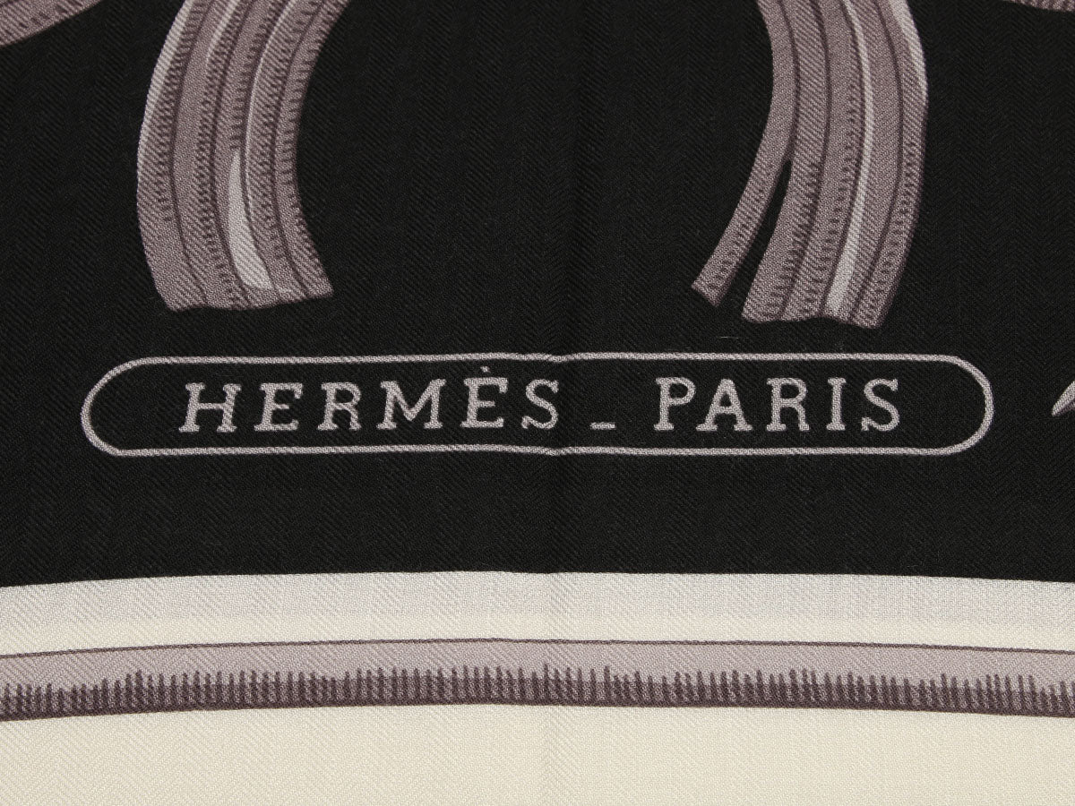 Hermès Tigre Royal Cashmere Silk Shawl 140cm - Image 3