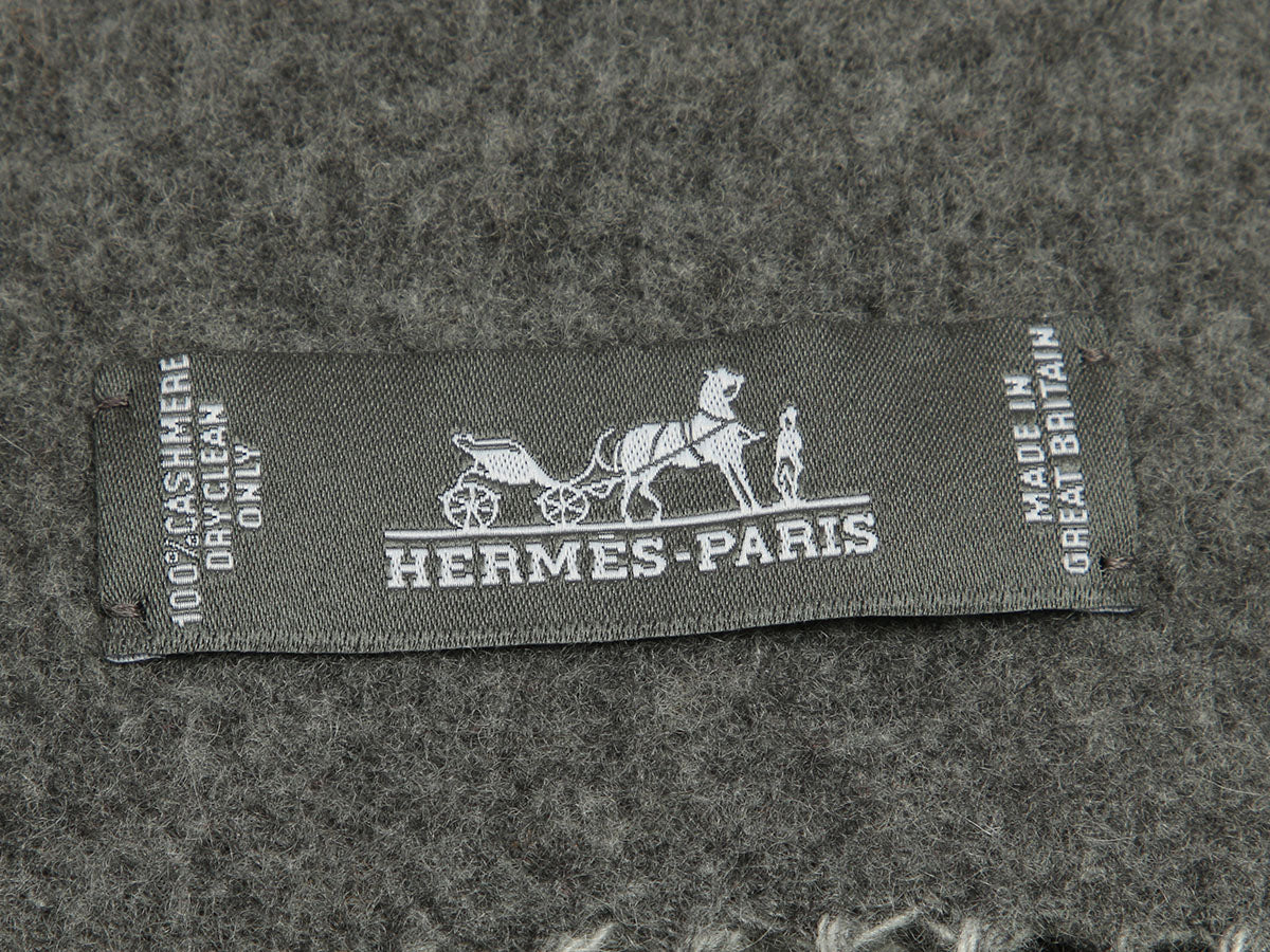 Hermès Gray Horse Head Reversible Cashmere Stole - Image 2